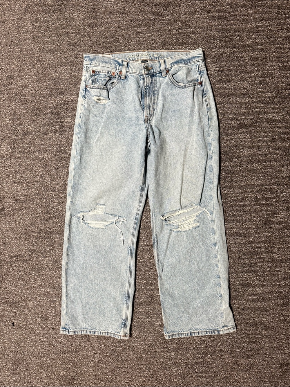 American Eagle Light Wash Distressed Stovepipe Women’s Jeans size 6 Short